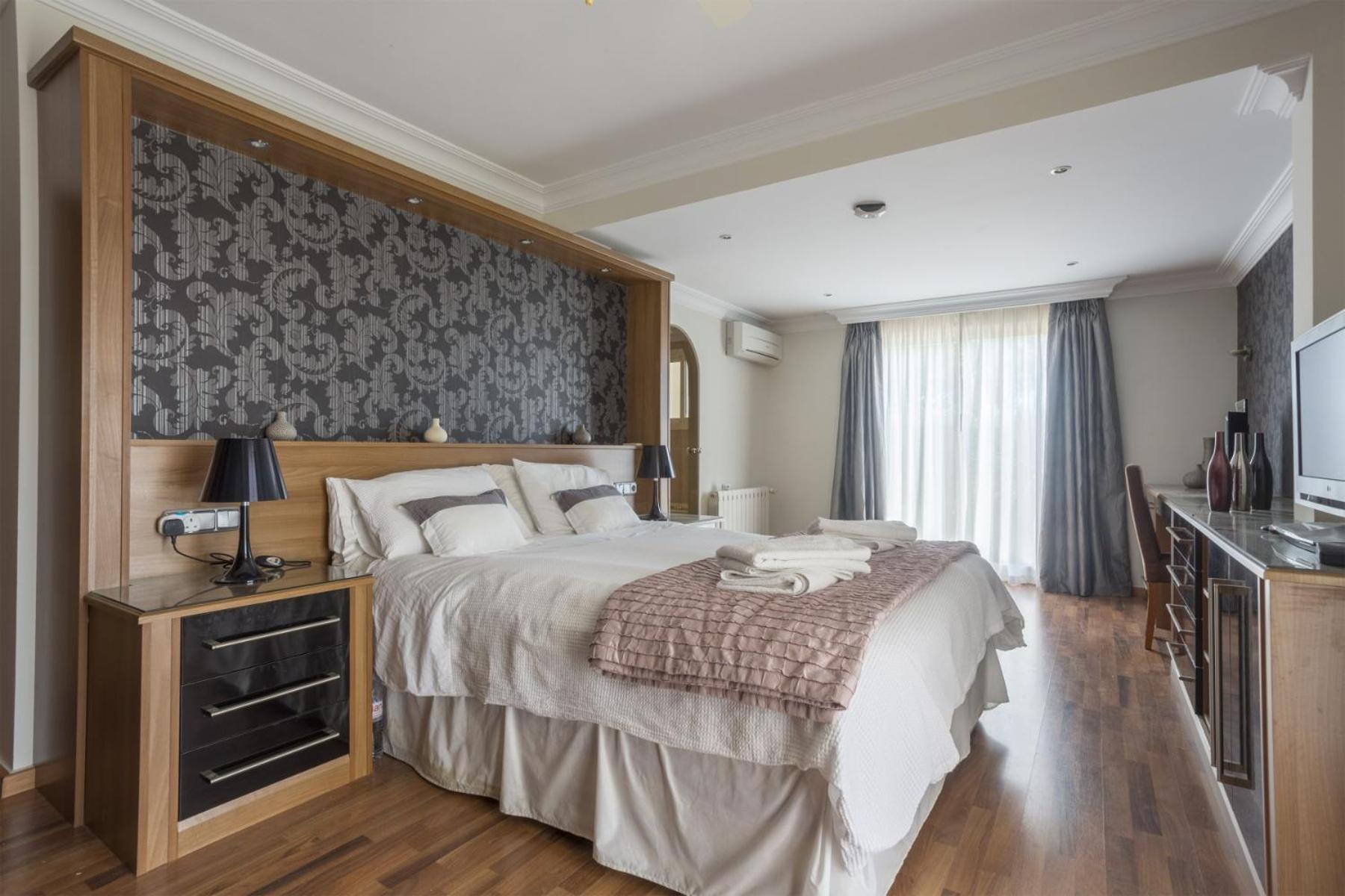 Near In With Heated Pool Villa